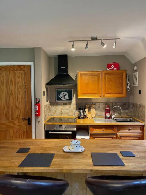 Eglwys-Fach Bear Cottage, Tyn Y Cwm מראה חיצוני תמונה